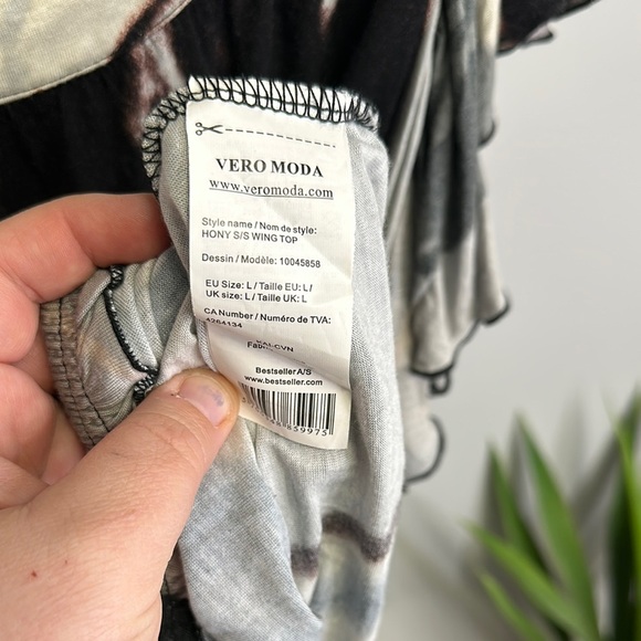 Vero Moda Black and Gray Ruffled Blouse with Cap Sleeves - Picture 4 of 5